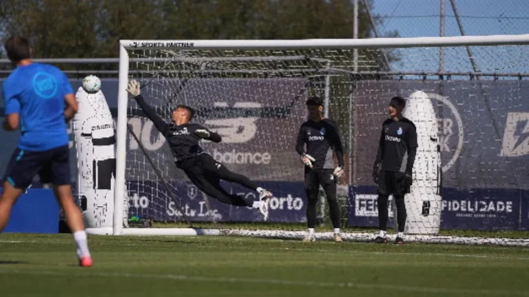 Cláudio Ramos dá espetáculo na antecâmara do Casa Pia-FC Porto