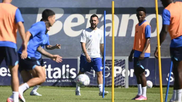 FC Porto começa a preparar Benfica com novidades no treino